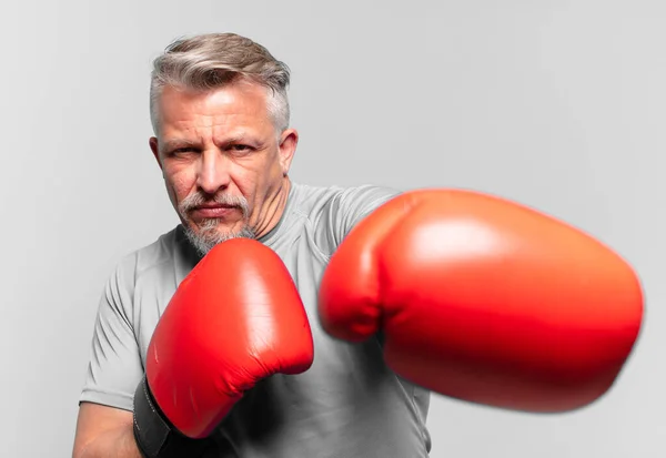 Senior Knappe Man Boksen — Stockfoto