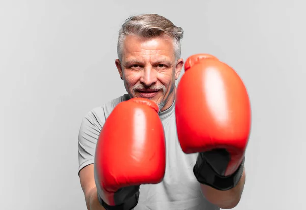 Senior Schöner Mann Boxt — Stockfoto