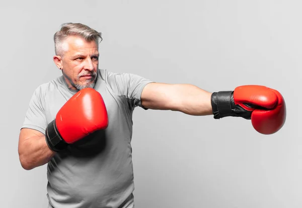 Senior Schöner Mann Boxt — Stockfoto