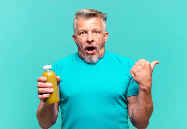 Senior Knappe Man Drinken Van Een Veganistische Smoothy — Stockfoto