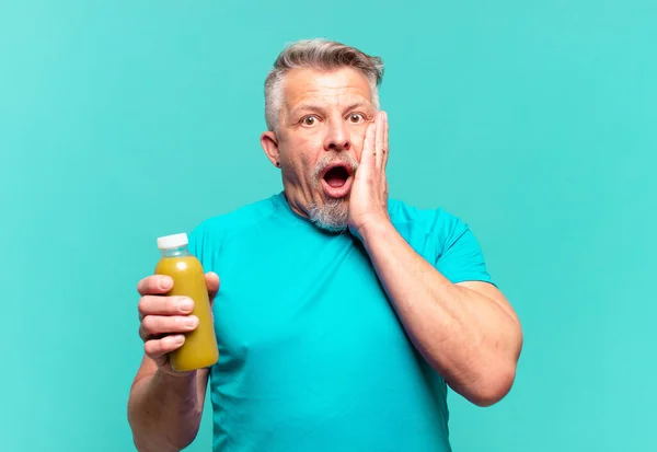 Senior Stilig Man Dricker Vegan Smidig — Stockfoto