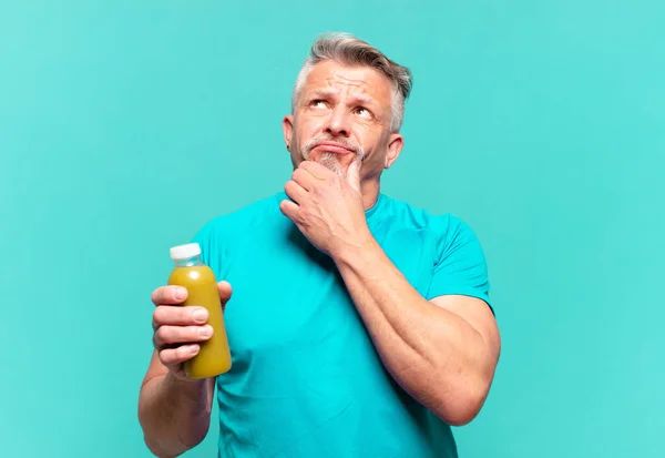 Senior Knappe Man Drinken Van Een Veganistische Smoothy — Stockfoto