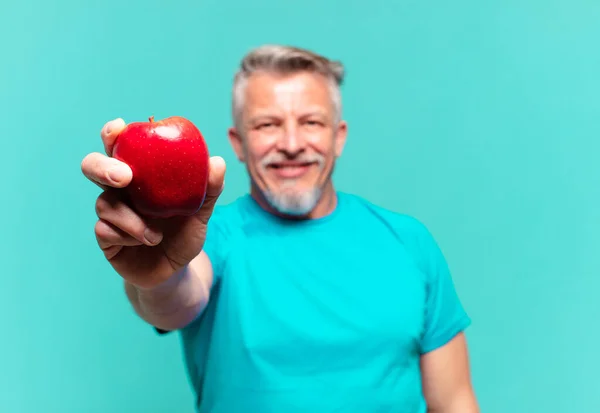Starší Pohledný Muž Jablkem — Stock fotografie