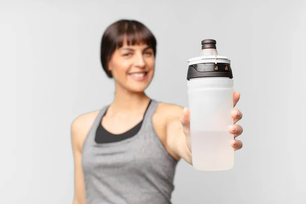 Giovane Donna Fitness Con Una Lattina Acqua — Foto Stock