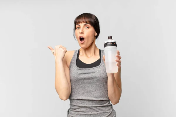 Young Fitness Woman Water Can —  Fotos de Stock