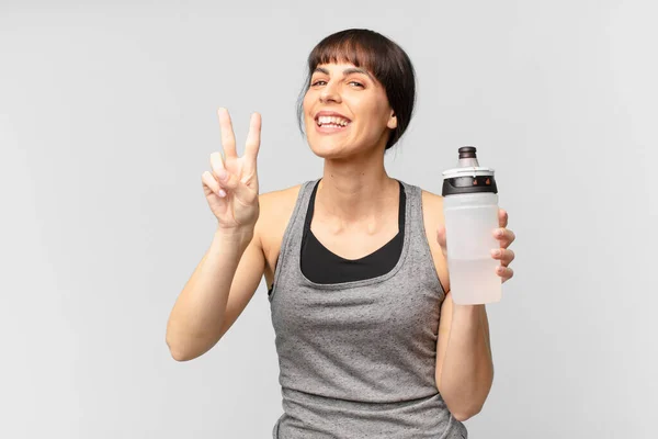 Giovane Donna Fitness Con Una Lattina Acqua — Foto Stock