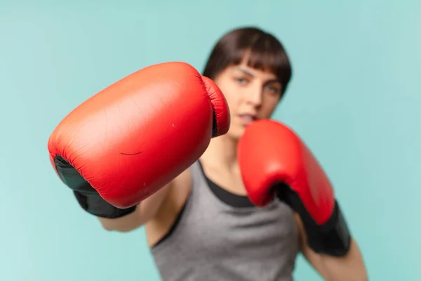 Fitness Vrouw Met Rode Bokshandschoenen — Stockfoto