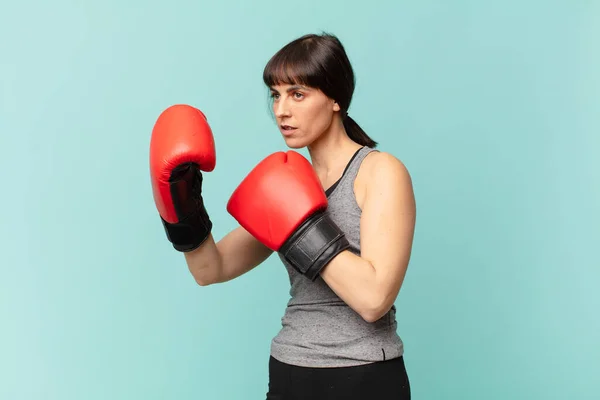 Mujer Fitness Con Guantes Boxeo Rojos —  Fotos de Stock
