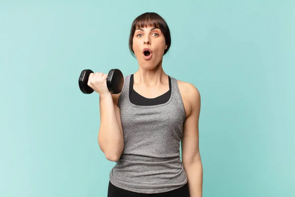 Joven Fitness Mujer Con Dumbbell — Foto de Stock