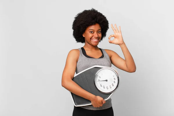 Schwarze Afro Fitness Frau Mit Waage Oder Waage — Stockfoto