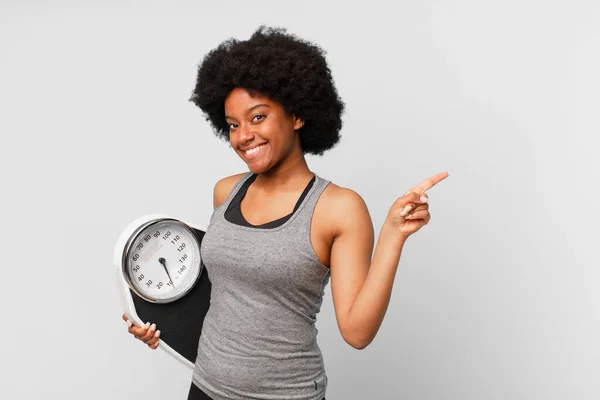 Zwart Afro Fitness Vrouw Met Een Balans Schaal — Stockfoto