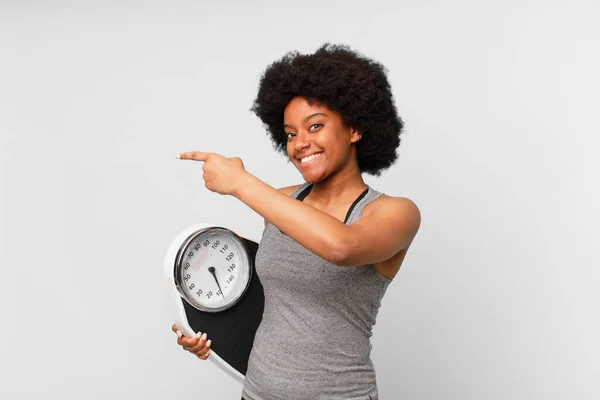 Zwart Afro Fitness Vrouw Met Een Balans Schaal — Stockfoto