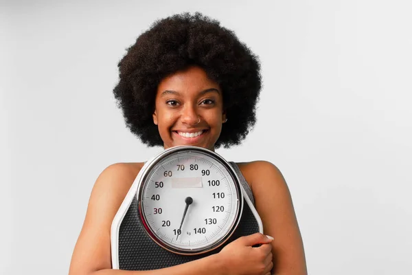 Zwart Afro Fitness Vrouw Met Een Balans Schaal — Stockfoto