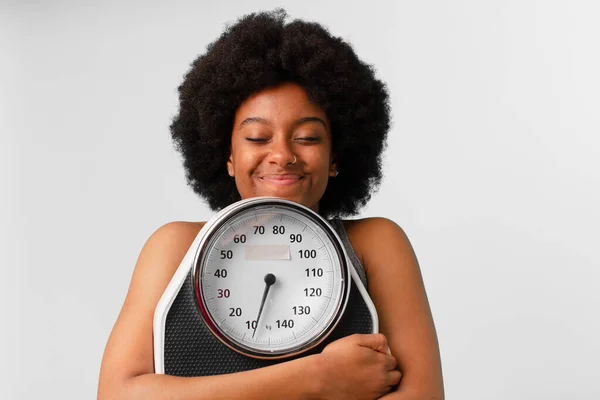 Negro Afro Fitness Mujer Con Equilibrio Escala — Foto de Stock