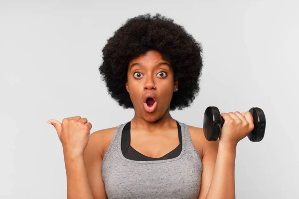 Zwart Afro Fitness Vrouw Met Een Halter — Stockfoto