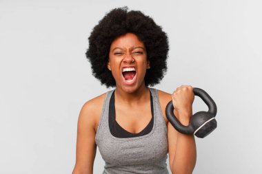 Kol halterli siyah afro fitness kadını
