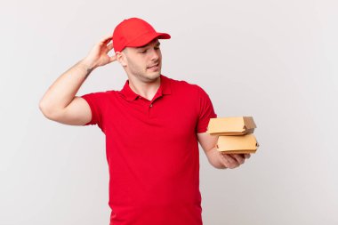 Şaşkın ve şaşkın hissediyorum, başımı kaşıyorum ve yan tarafa bakıyorum.