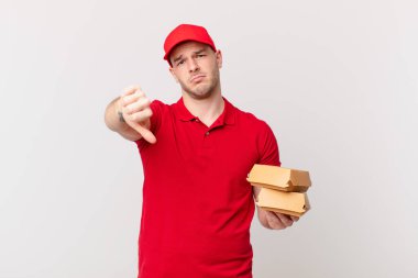 Kızgın, sinirli, hayal kırıklığına uğramış ya da hoşnutsuz, ciddi bir bakışla başparmaklarını aşağı gösteren.