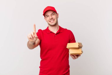 Gülümsüyor ve dost canlısı görünüyor, bir numara veya ilk eli önde, geriye doğru sayıyor.