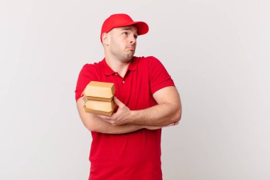 Omuz silkmek, kafası karışık ve kararsız hissetmek, kolları çapraz ve şaşkın bir bakış ile şüpheye düşmek