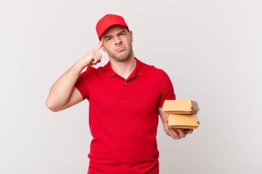 Kafan karışık ve şaşkın, deli, deli ya da aklını kaçırmış olduğunu gösteriyorsun.