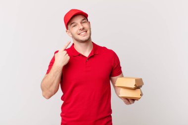 Kendine güvenen gülümseme, geniş gülümseme, pozitif, rahat, tatmin olmuş tavır.