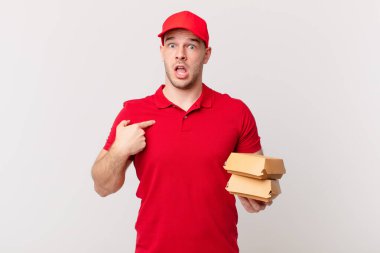 Şok olmuş ve şaşırmış bir halde, ağzı açık, kendini işaret eden.