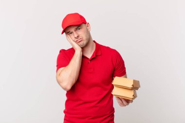 Sıkıldım, hayal kırıklığına uğradım ve uykum geldi. Yorucu, sıkıcı ve can sıkıcı bir işin ardından ellerimle yüzümü tuttum.