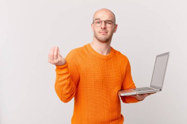 Kapiş ya da para yapan kel bir adam borçlarını ödemeni söylüyor.!