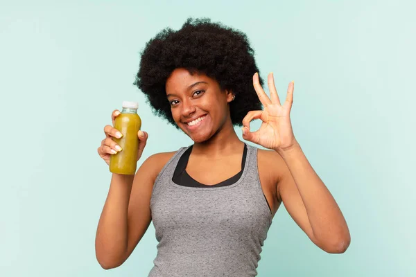 Negro Afro Fitness Mujer Con Smoothy —  Fotos de Stock