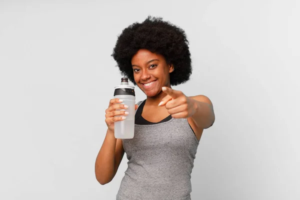 Preto Afro Fitness Mulher Com Uma Toalha Água Pode — Fotografia de Stock