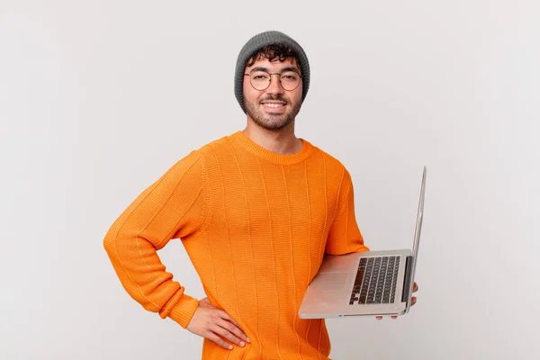 Hombre Nerd Con Computadora Sonriendo Felizmente Con Una Mano Cadera — Foto de Stock