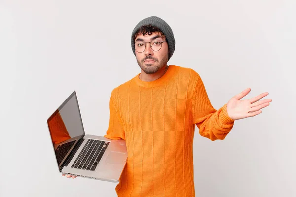 Nerd Man Computer Feeling Puzzled Confused Doubting Weighting Choosing Different — Stock Photo, Image