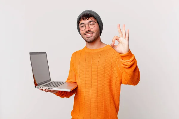 Nerd Met Computer Die Zich Gelukkig Ontspannen Tevreden Voelt Zijn — Stockfoto