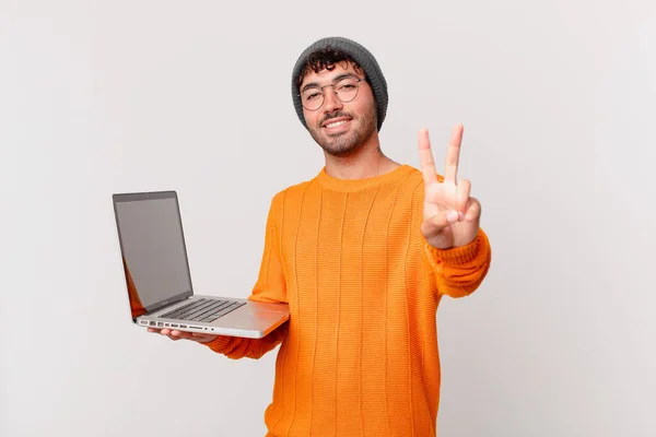 Hombre Nerd Con Computadora Sonriendo Mirando Feliz Despreocupado Positivo Gestando —  Fotos de Stock