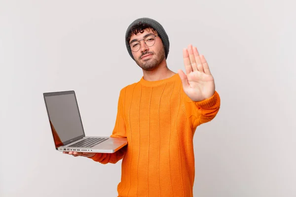 Nerd Man Computer Looking Serious Stern Displeased Angry Showing Open — Stockfoto