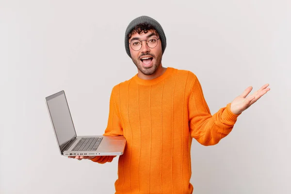 Hombre Nerd Con Computadora Sintiéndose Feliz Emocionado Sorprendido Sorprendido Sonriendo —  Fotos de Stock