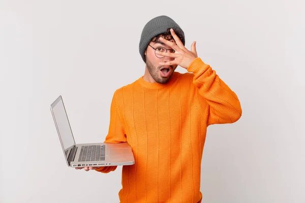 Hombre Nerd Con Computadora Mirando Sorprendido Asustado Aterrorizado Cubriendo Cara — Foto de Stock