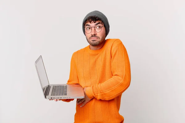 Hombre Nerd Con Ordenador Encogiéndose Hombros Sintiéndose Confundido Incierto Dudando —  Fotos de Stock