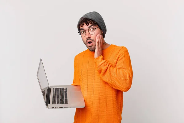 Nerd Mann Mit Computer Fühlt Sich Schockiert Und Verängstigt Sieht — Stockfoto