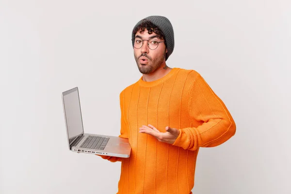 Nerd Man Computer Looking Surprised Shocked Jaw Dropped Holding Object — Stockfoto