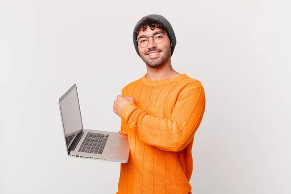 Hombre Nerd Con Computadora Sintiéndose Feliz Positivo Exitoso Motivado Cuando — Foto de Stock