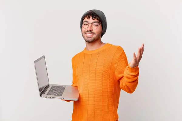 Nerd Man Computer Feeling Happy Surprised Cheerful Smiling Positive Attitude — Foto Stock
