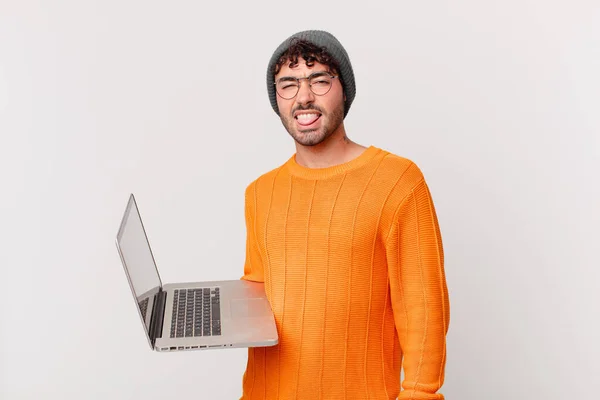 Nerd Hombre Con Computadora Siente Disgustado Irritado Sacando Lengua Detestando — Foto de Stock