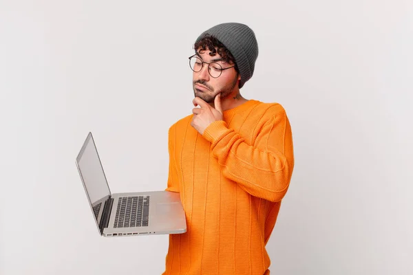 Hombre Nerd Con Pensamiento Computadora Sintiéndose Dudoso Confundido Con Diferentes —  Fotos de Stock