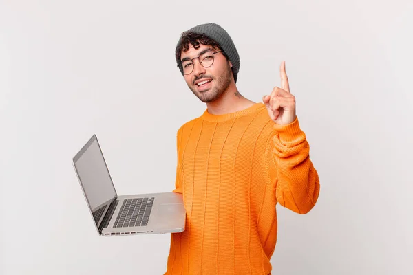 Nerd Man Met Computer Gevoel Als Een Gelukkig Opgewonden Genie — Stockfoto