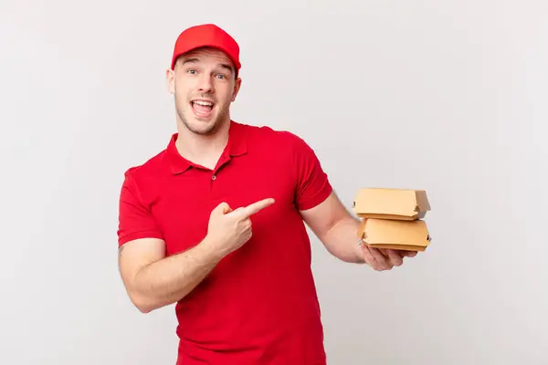 Kijken Opgewonden Verrast Wijzend Naar Zijkant Omhoog Ruimte Kopiëren — Stockfoto