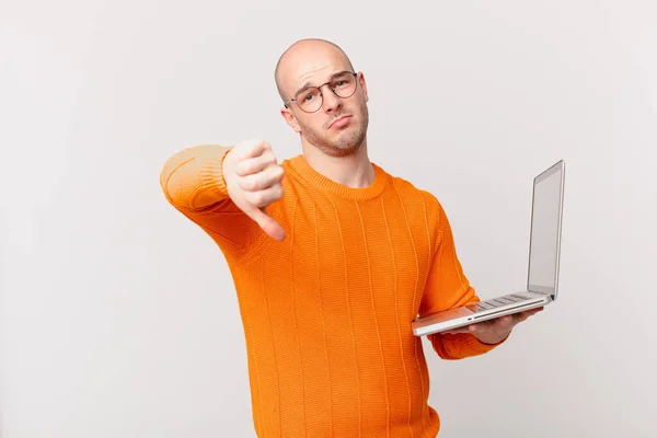 Homem Careca Com Computador Sentindo Cruz Irritado Irritado Desapontado Descontente — Fotografia de Stock