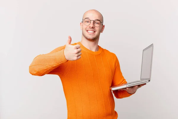 Łysy Człowiek Komputerem Czuje Się Dumny Beztroski Pewny Siebie Szczęśliwy — Zdjęcie stockowe