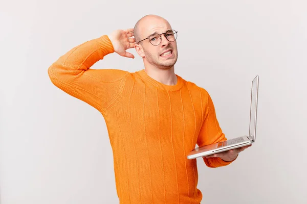 Skallig Man Med Datorkänsla Stressad Orolig Orolig Eller Rädd Med — Stockfoto